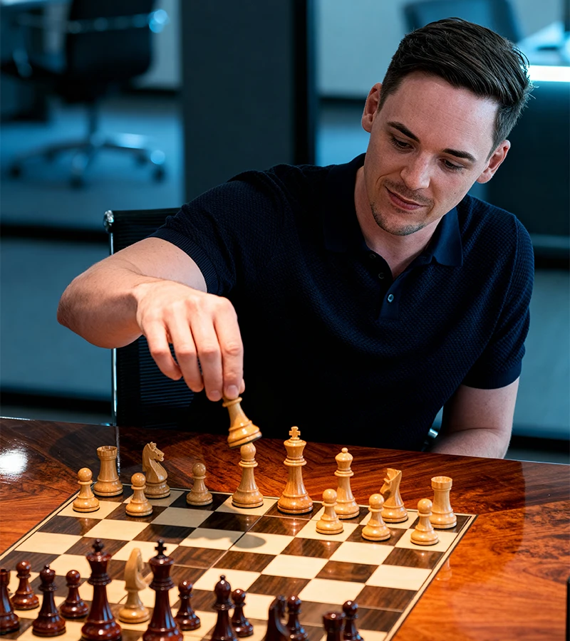 Julius Maskow spielt Schach